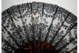 Fleurs en Chantilly, éventail en dentelle, vers 1870