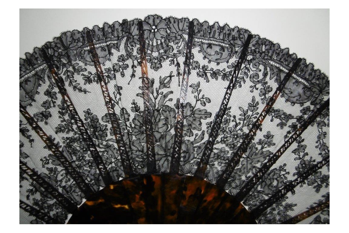 Fleurs en Chantilly, éventail en dentelle, vers 1870