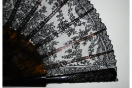 Fleurs en Chantilly, éventail en dentelle, vers 1870