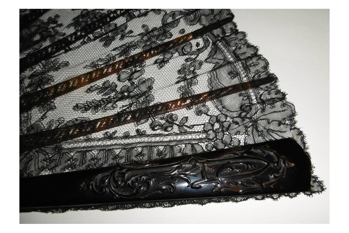 Flowers in Chantilly, lace fan, circa 1870