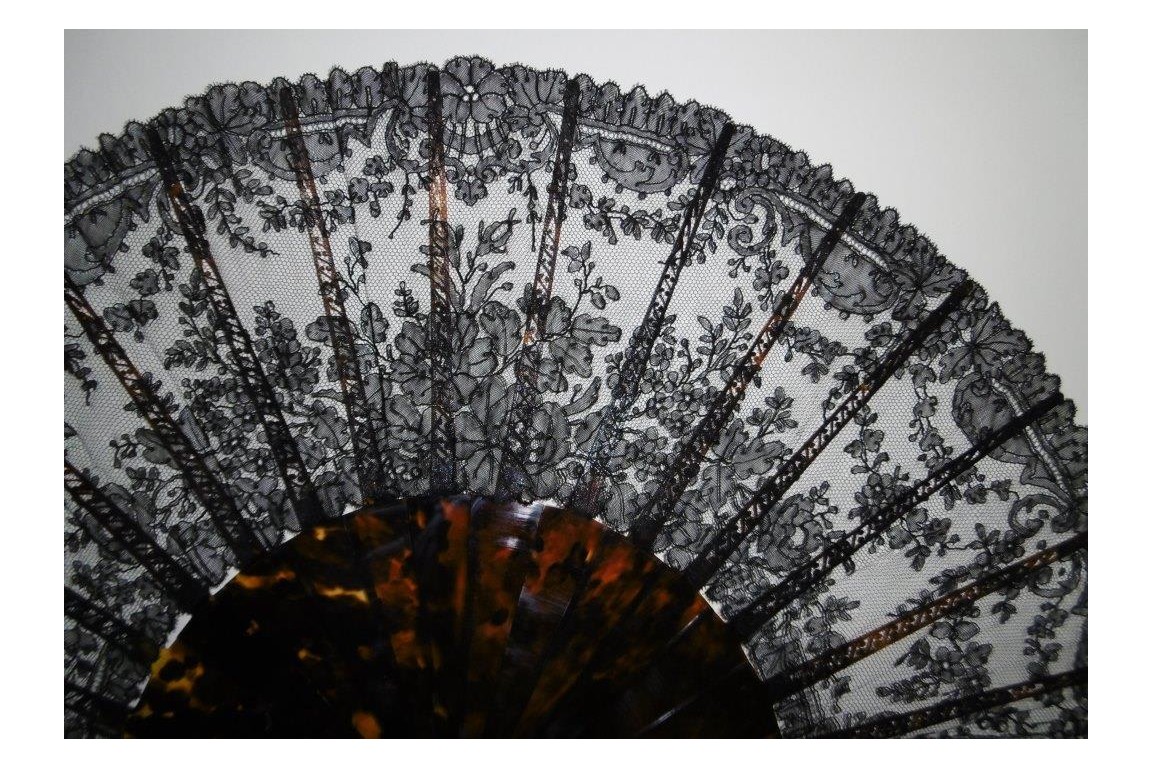 Flowers in Chantilly, lace fan, circa 1870
