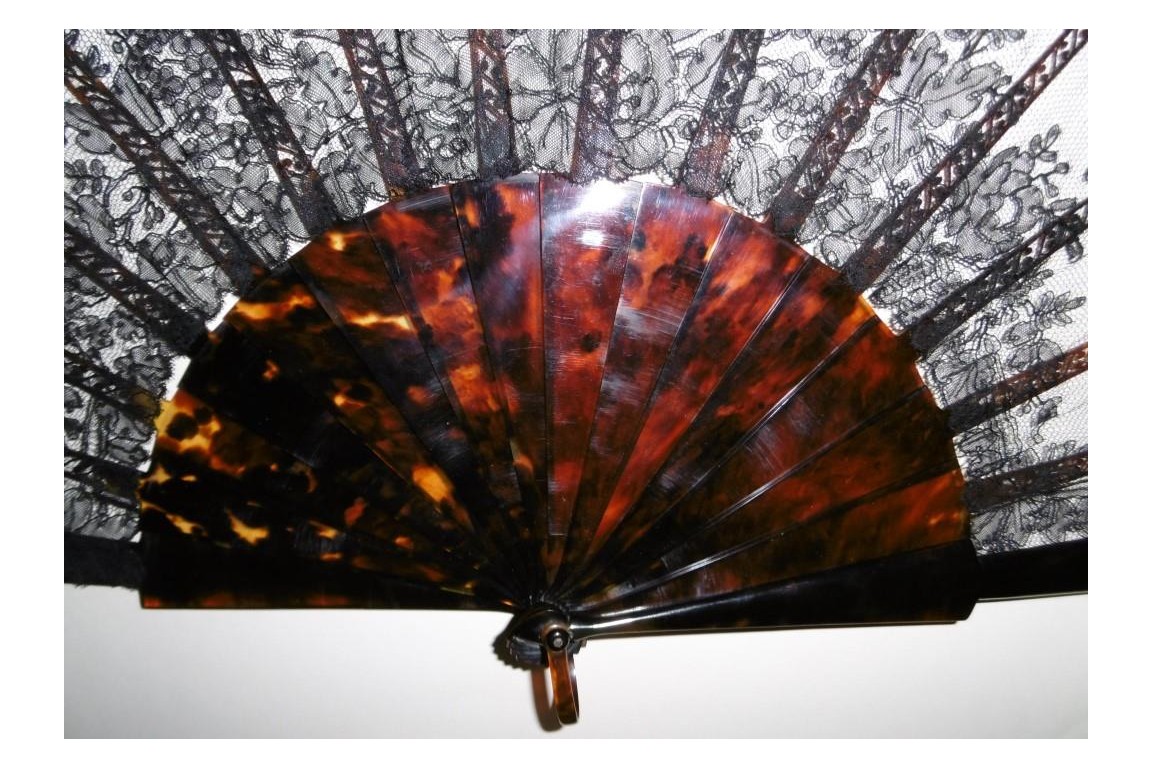Flowers in Chantilly, lace fan, circa 1870