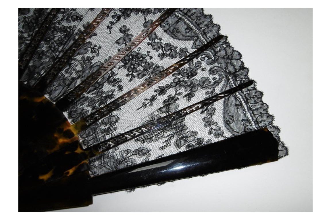 Flowers in Chantilly, lace fan, circa 1870