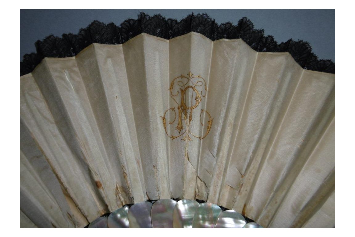 The jockey bears, fan circa 1900 (?)