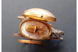 Petit singe, nécessaire à couture miniature, XIXème siècle