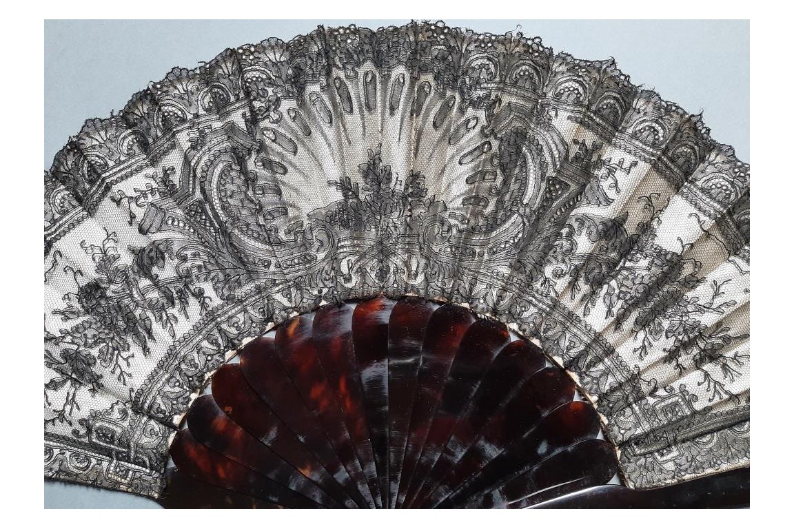 Coquille, éventail en dentelle vers 1870-80