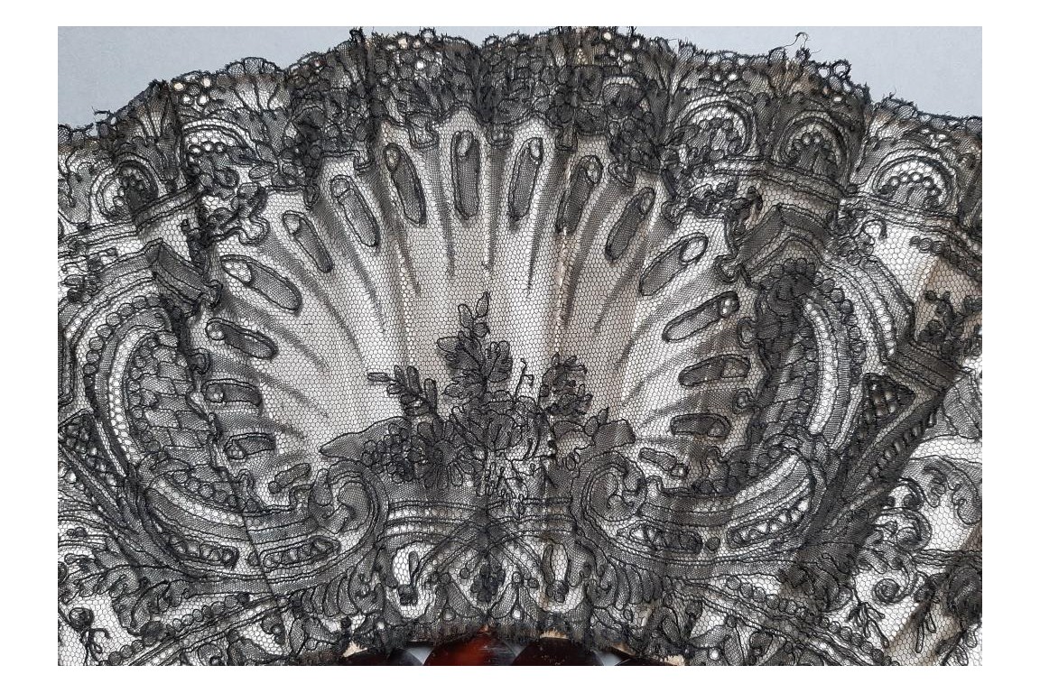 Shell, Chantilly lace fna, circa 1870-80