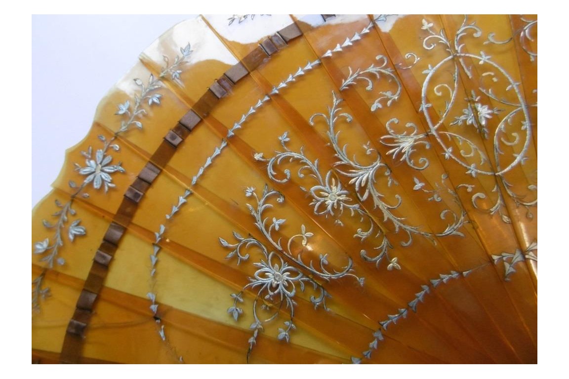 Écaille rococo, éventail fin XIXème Écaille rococo, éventail fin XIXème