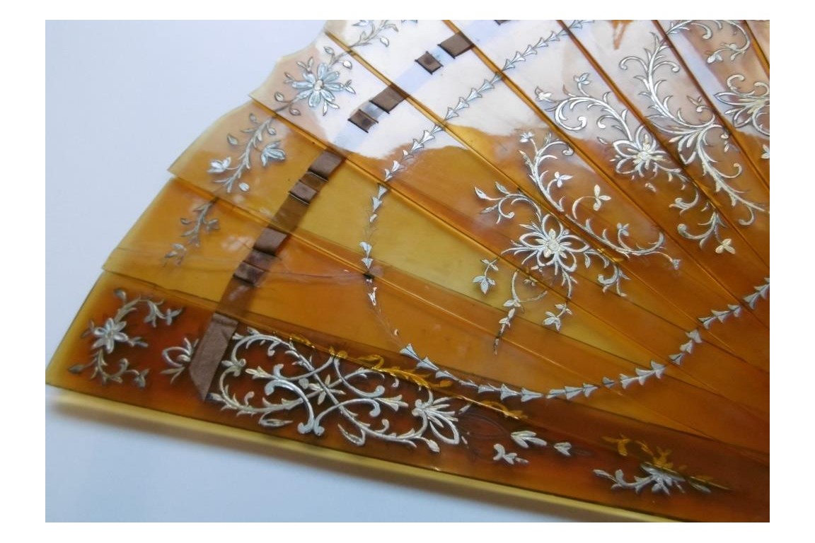 Écaille rococo, éventail fin XIXème Écaille rococo, éventail fin XIXème
