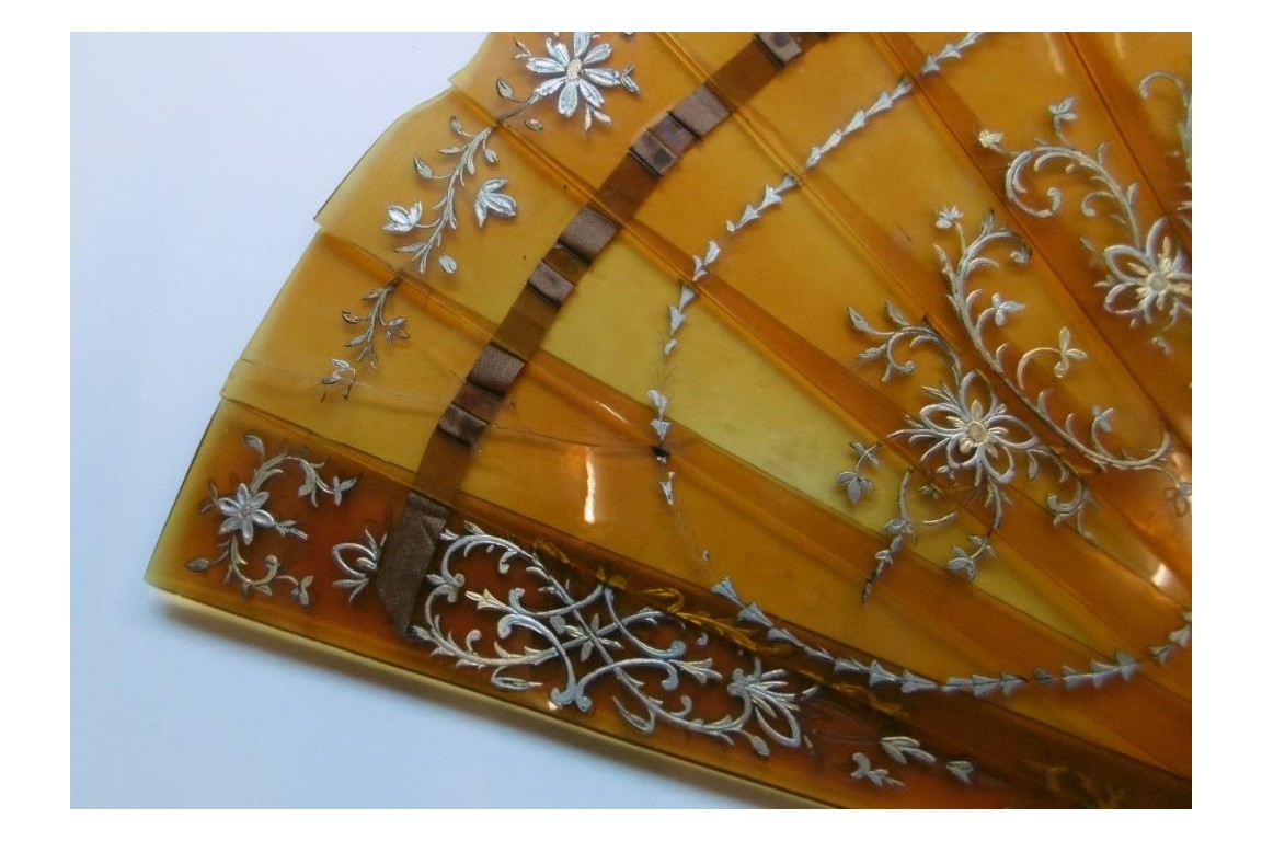 Écaille rococo, éventail fin XIXème Écaille rococo, éventail fin XIXème