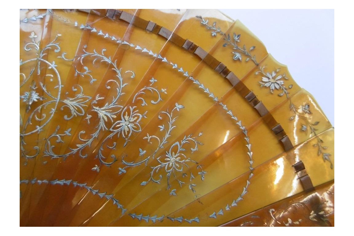 Écaille rococo, éventail fin XIXème Écaille rococo, éventail fin XIXème