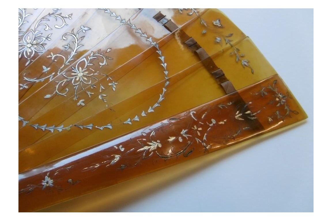 Écaille rococo, éventail fin XIXème Écaille rococo, éventail fin XIXème