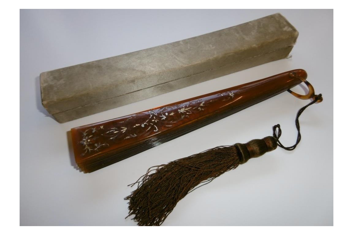 Écaille rococo, éventail fin XIXème Écaille rococo, éventail fin XIXème