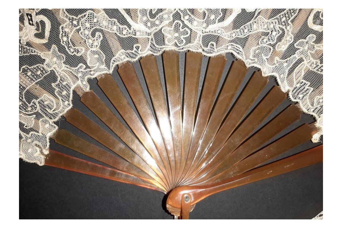 Thistle in lace, Art Nouveau fan