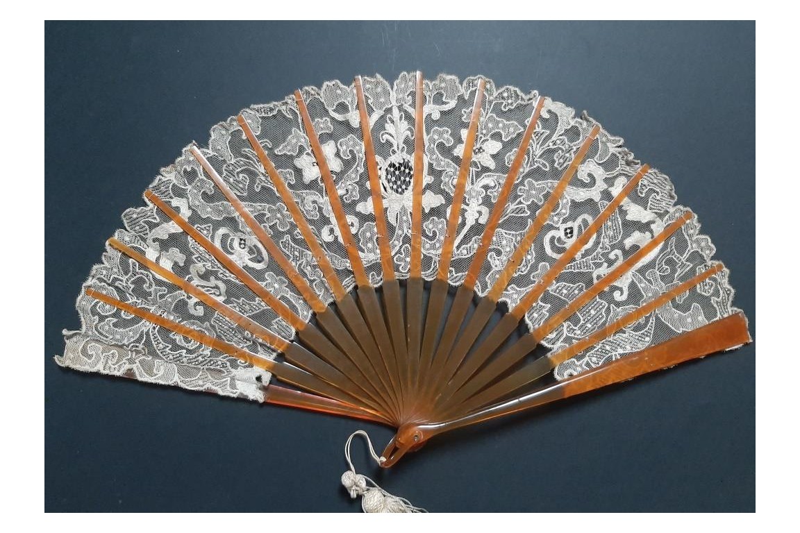 Thistle in lace, Art Nouveau fan