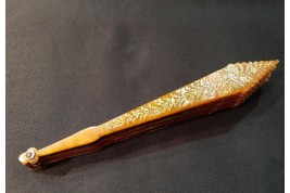 Gothique fleuri, éventail vers 1830