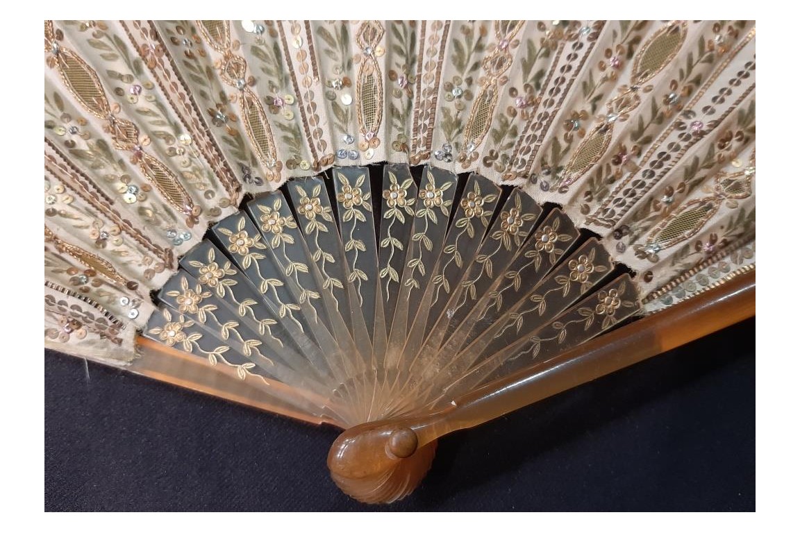 Sparkling domino, fan circa 1900