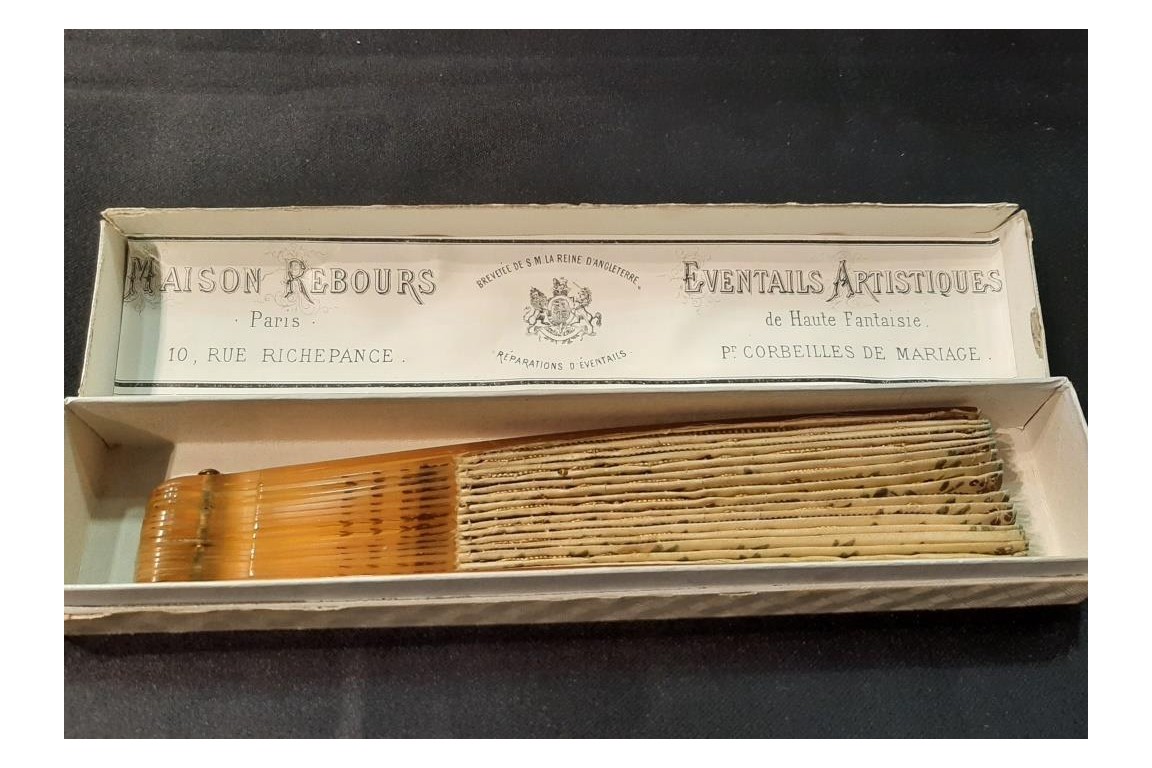 Sparkling domino, fan circa 1900