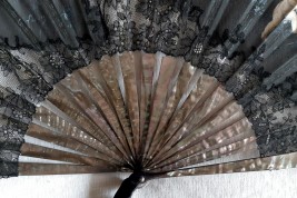 Flowers of love, fan by Lasellaz, circa 1885-90