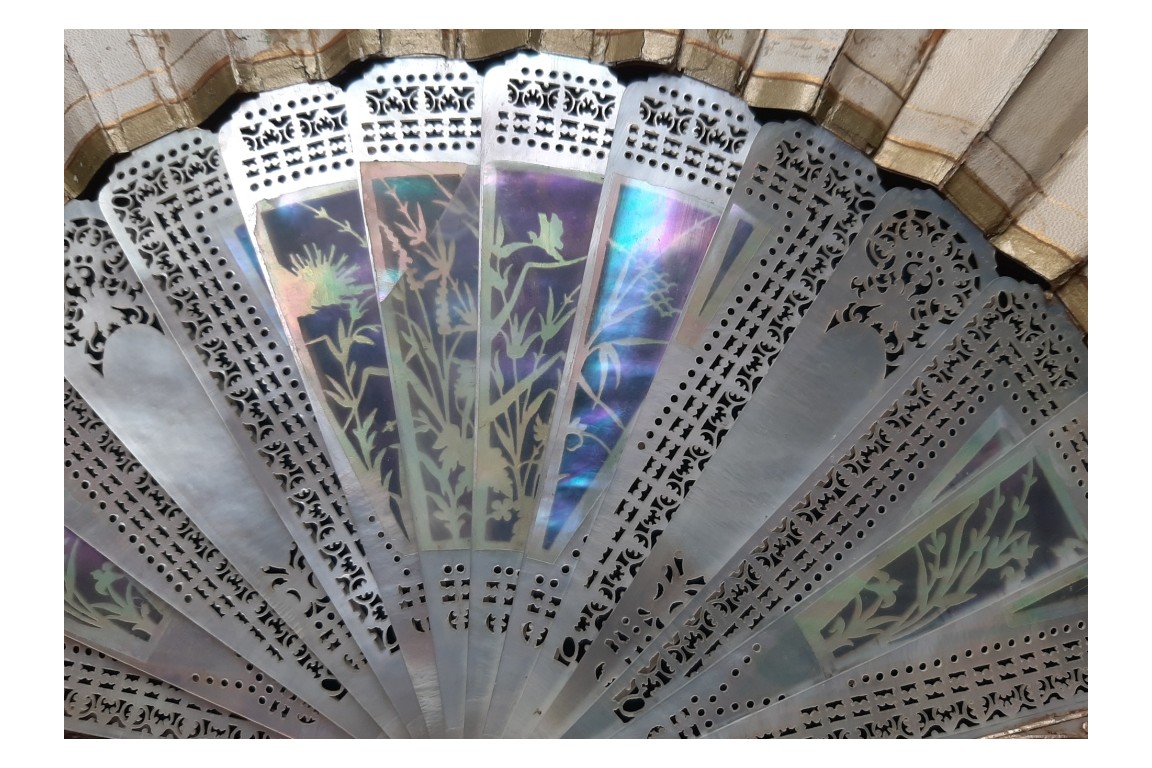 Nymphes des fleurs, éventail de Gabrielle Neiter, fin XIXème siècle