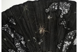 Dans la toile de l’amour, éventail vers 1870-80