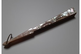 Colombine faisant le portrait d'Arlequin, éventail vers 1870-80