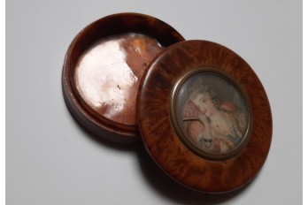 Woman with fan, articulated snuffbox, 19th