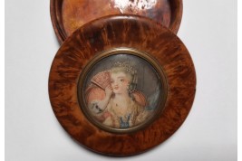 Woman with fan, articulated snuffbox, 19th