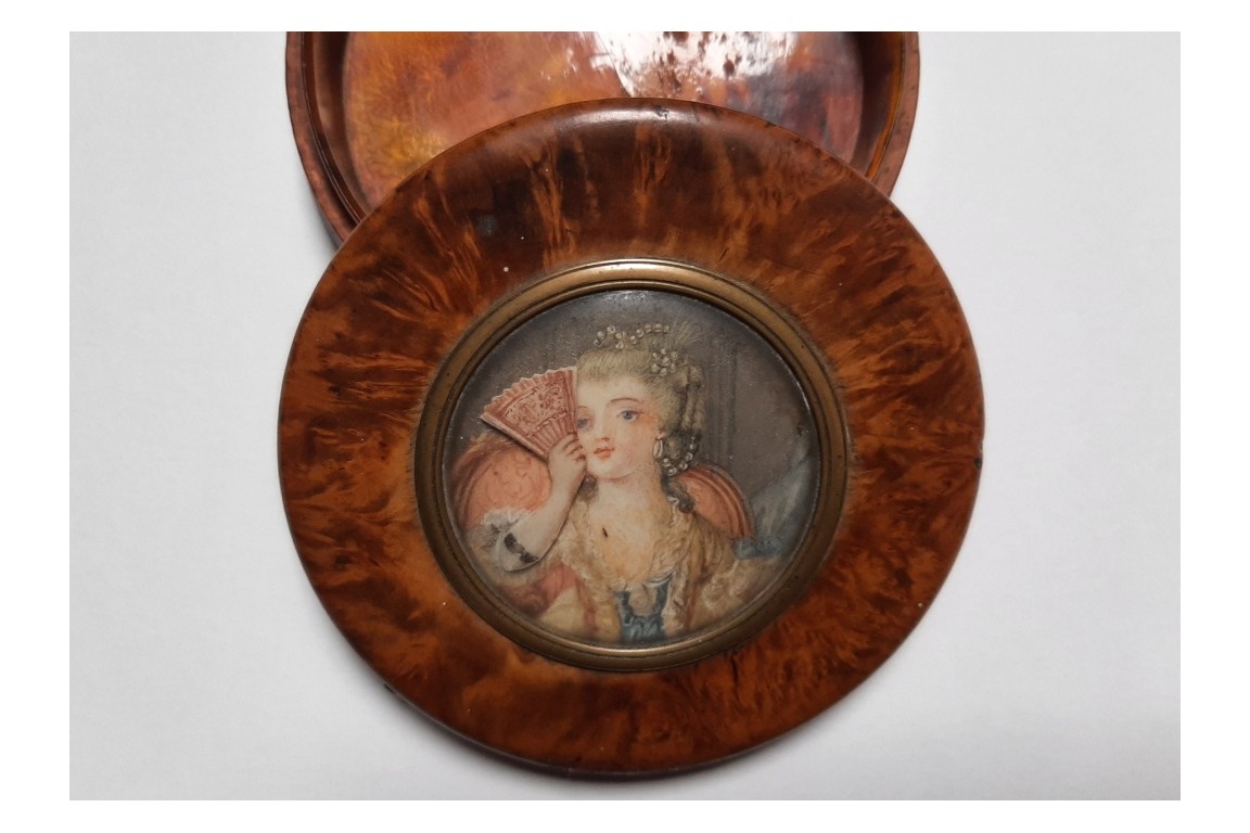 Woman with fan, articulated snuffbox, 19th