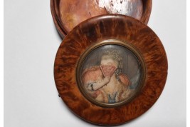 Woman with fan, articulated snuffbox, 19th