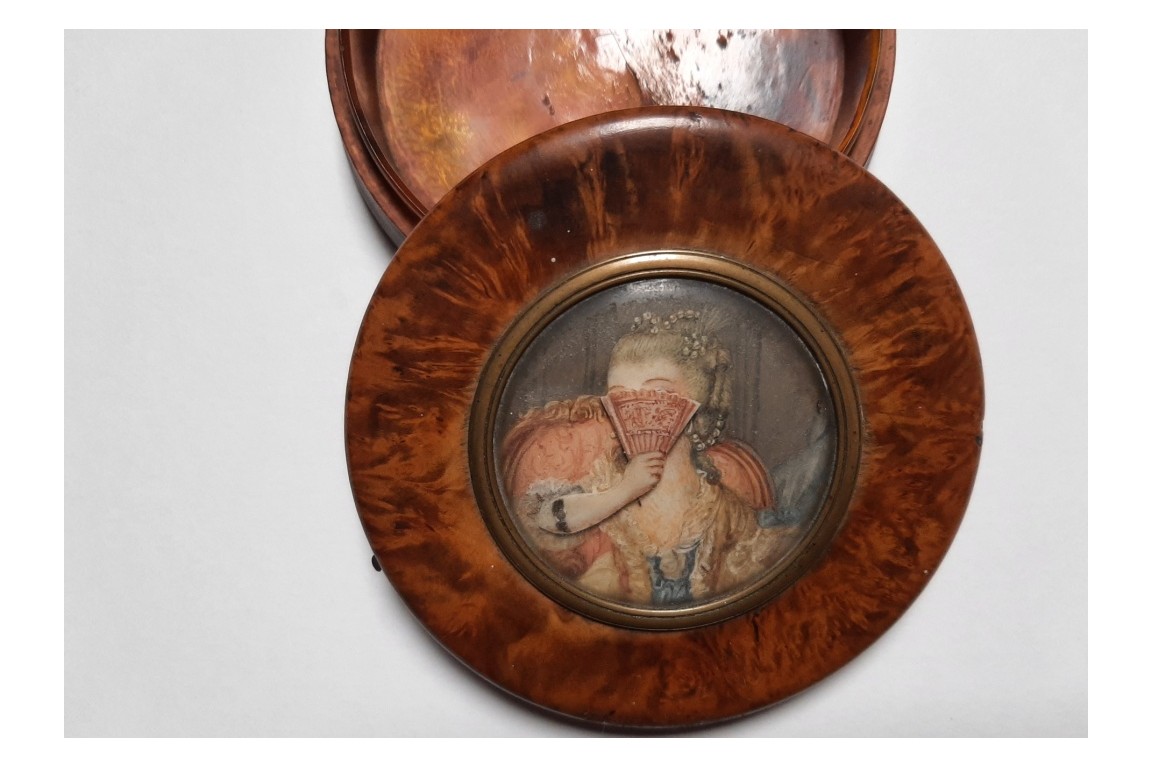 Woman with fan, articulated snuffbox, 19th