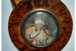 Woman with fan, articulated snuffbox, 19th