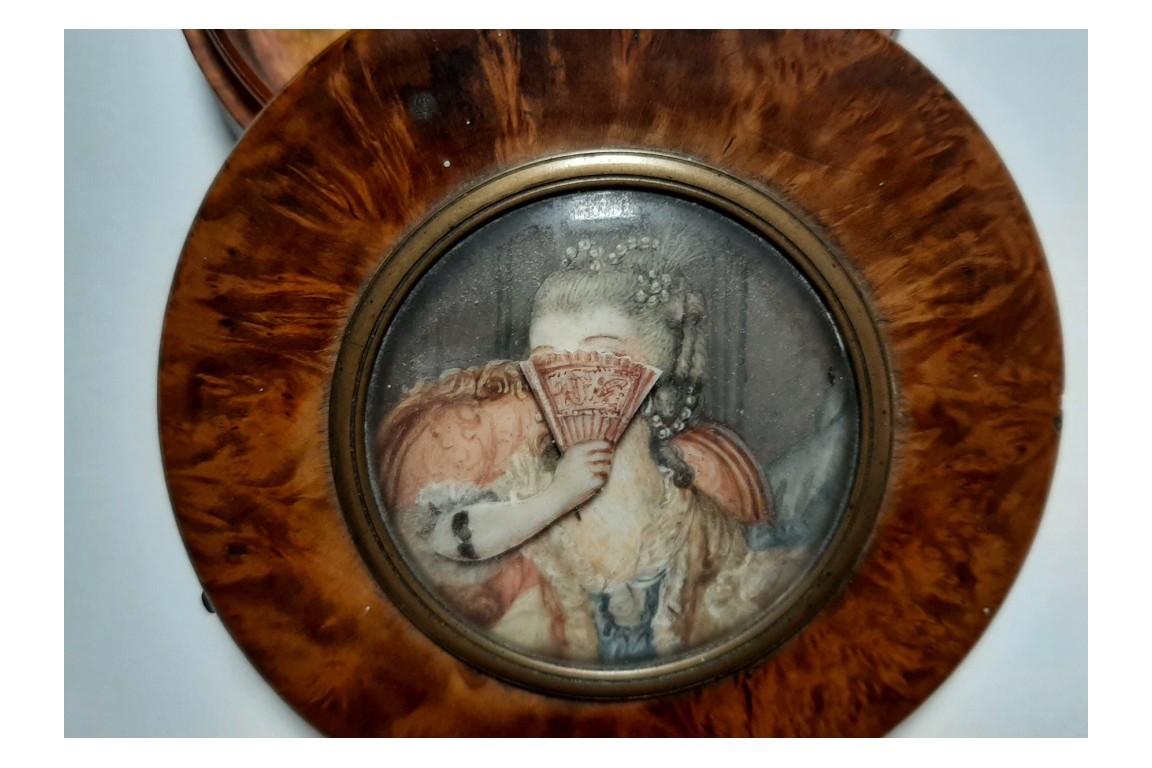 Woman with fan, articulated snuffbox, 19th