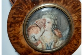 Woman with fan, articulated snuffbox, 19th