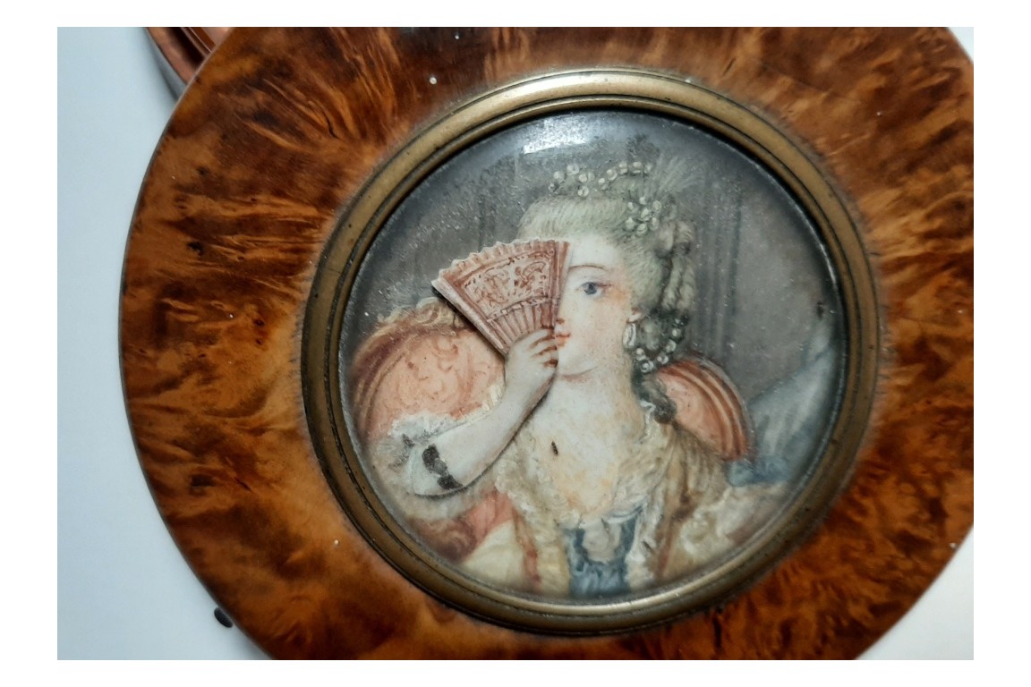 Woman with fan, articulated snuffbox, 19th