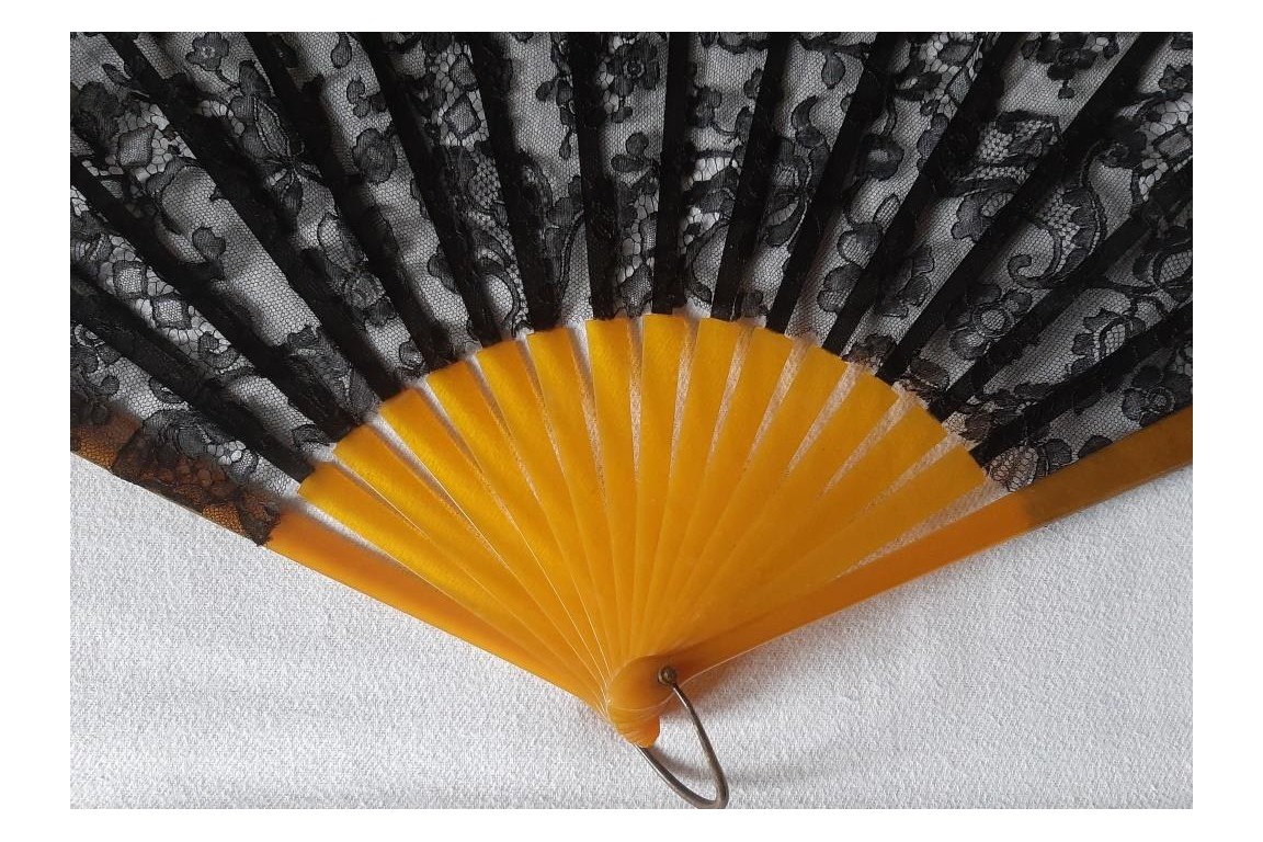 Pleureuse veil, Art deco fan circa 1922