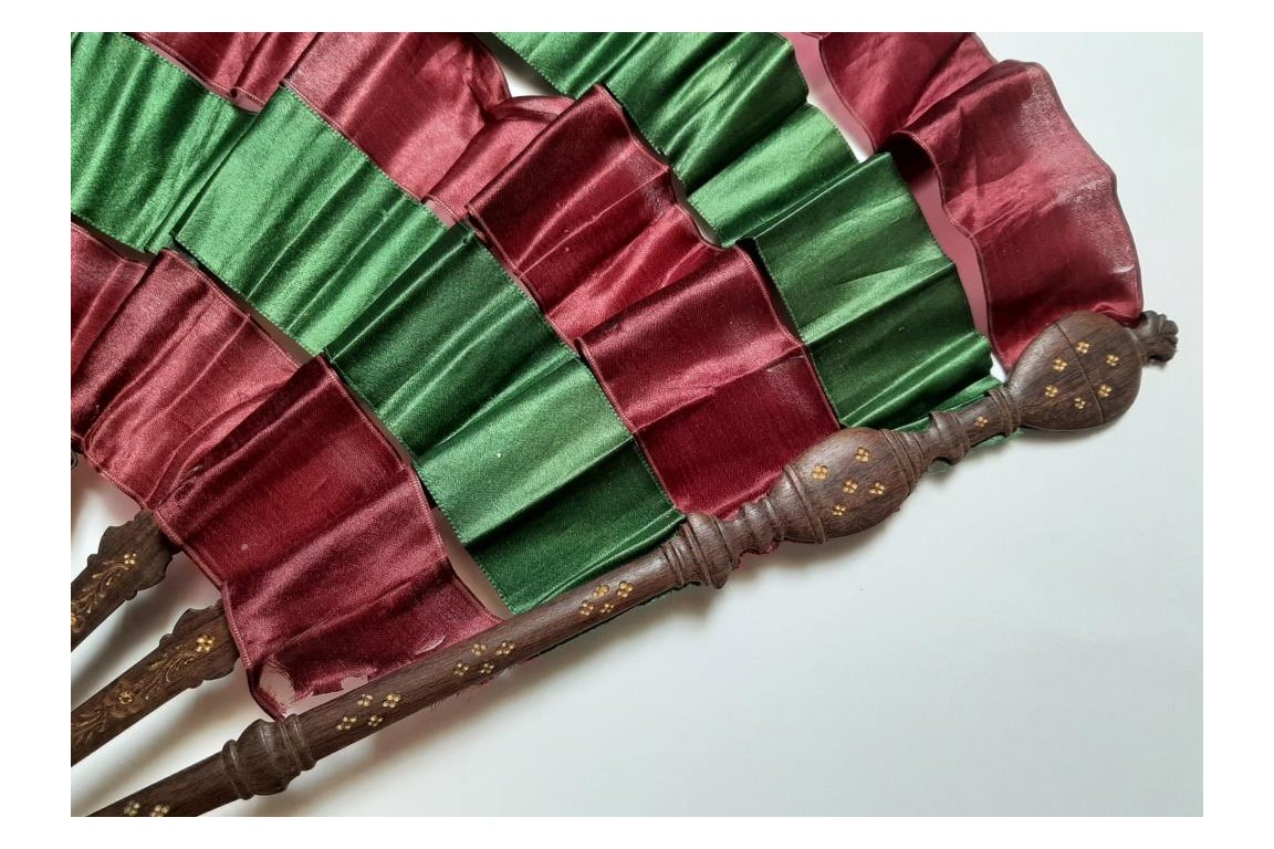 Ribbons dislocation, magical fan cica 1880-90