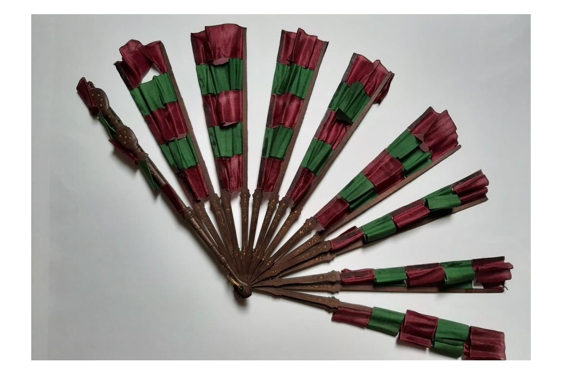 Ribbons dislocation, magical fan cica 1880-90