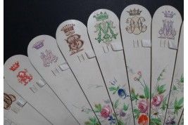 Blasons et monogrammes, éventail fin XIXème