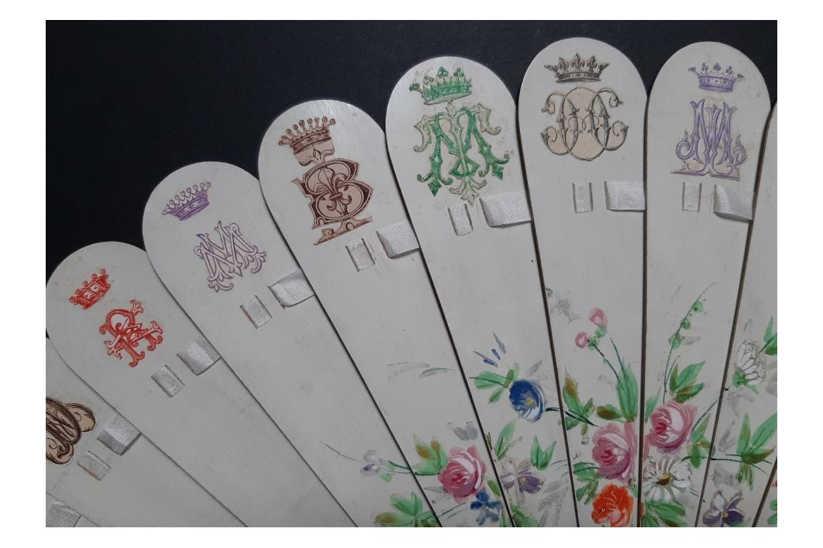 Blasons et monogrammes, éventail fin XIXème