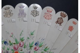 Blasons et monogrammes, éventail fin XIXème