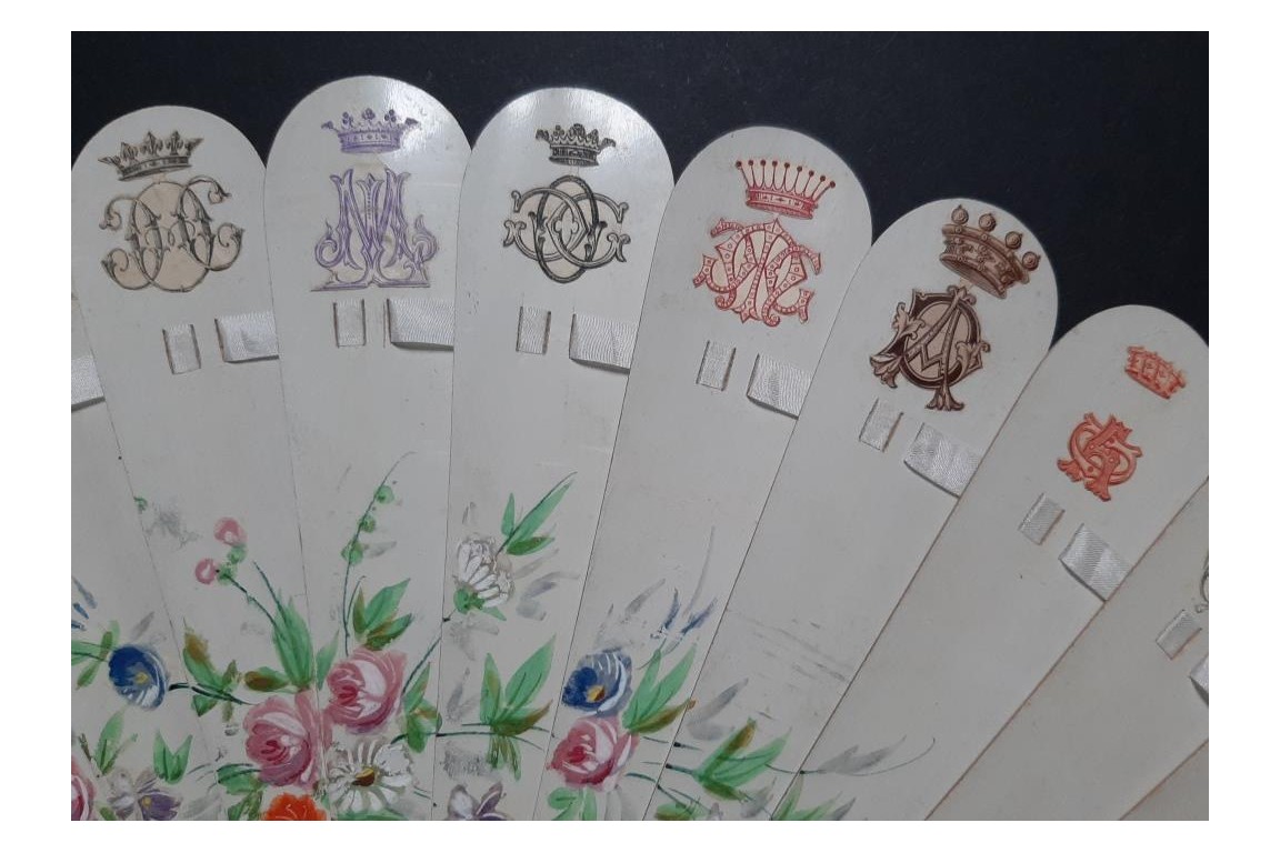 Blasons et monogrammes, éventail fin XIXème