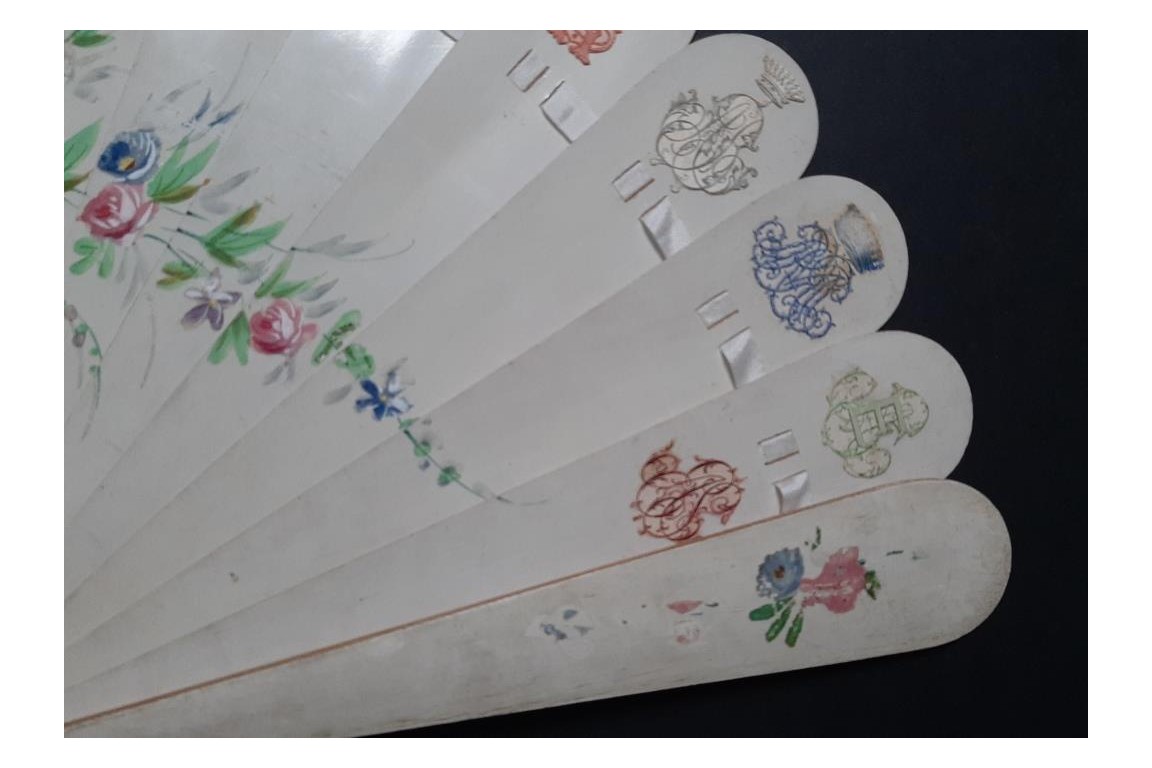 Blasons et monogrammes, éventail fin XIXème