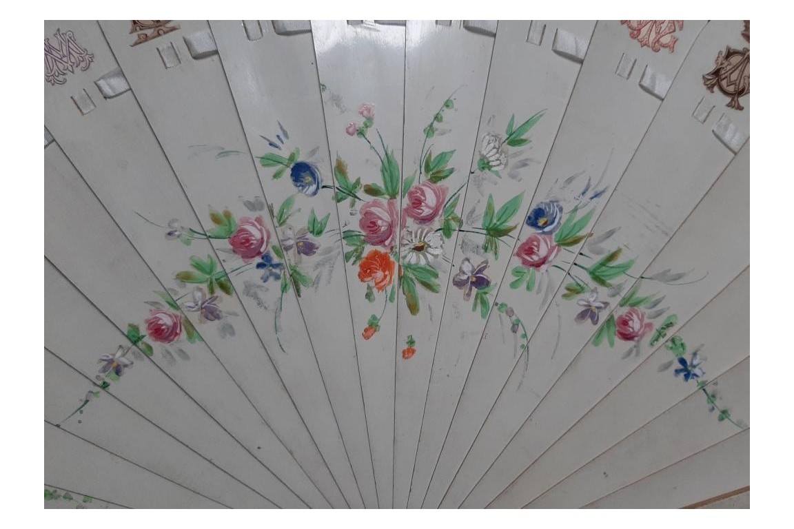 Blasons et monogrammes, éventail fin XIXème