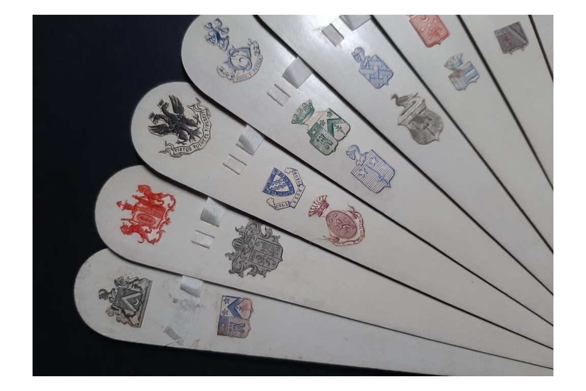 Blasons et monogrammes, éventail fin XIXème