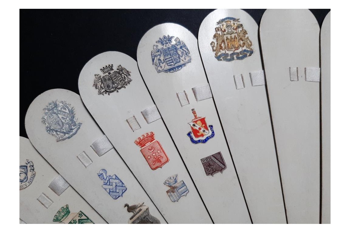 Blasons et monogrammes, éventail fin XIXème