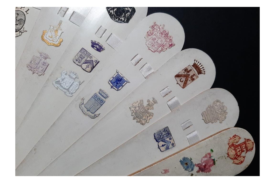 Blasons et monogrammes, éventail fin XIXème