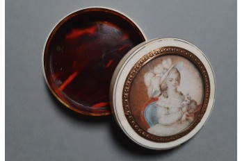 Woman with fan, late 18th century snuffbox