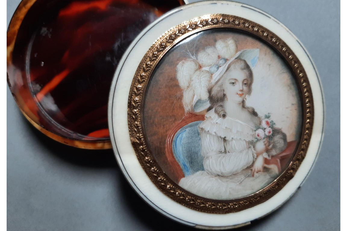 Woman with fan, late 18th century snuffbox