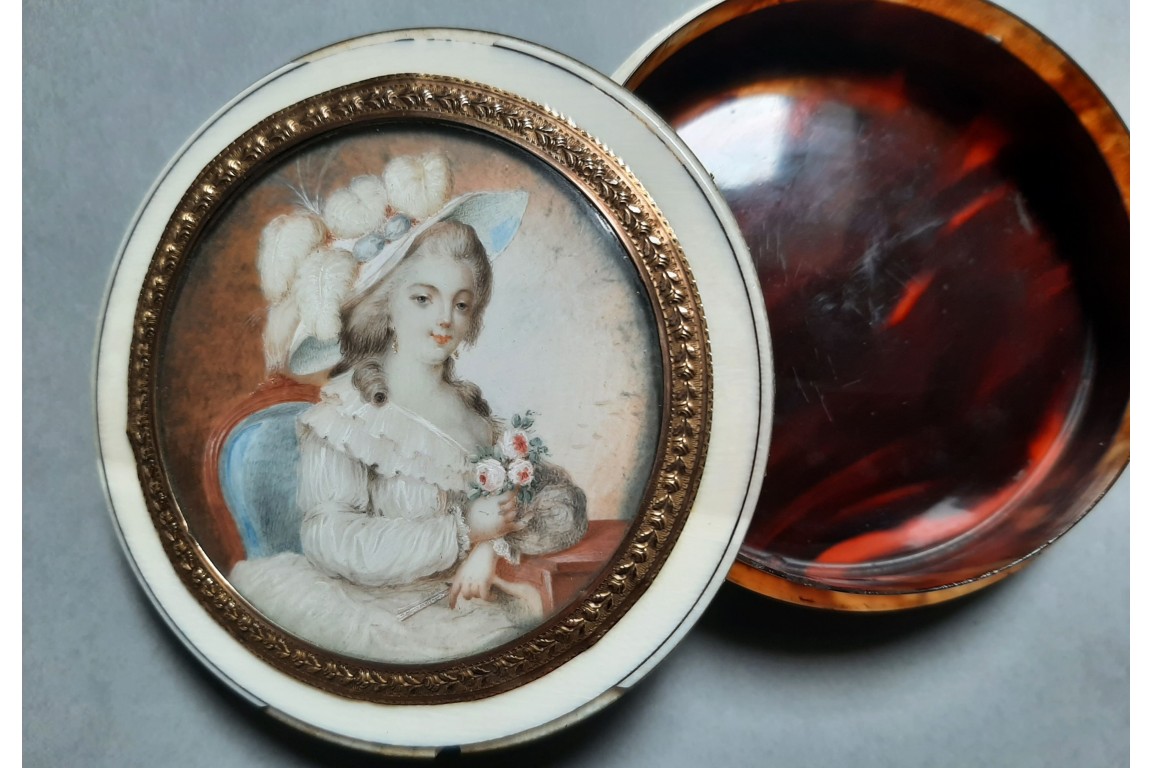 Woman with fan, late 18th century snuffbox